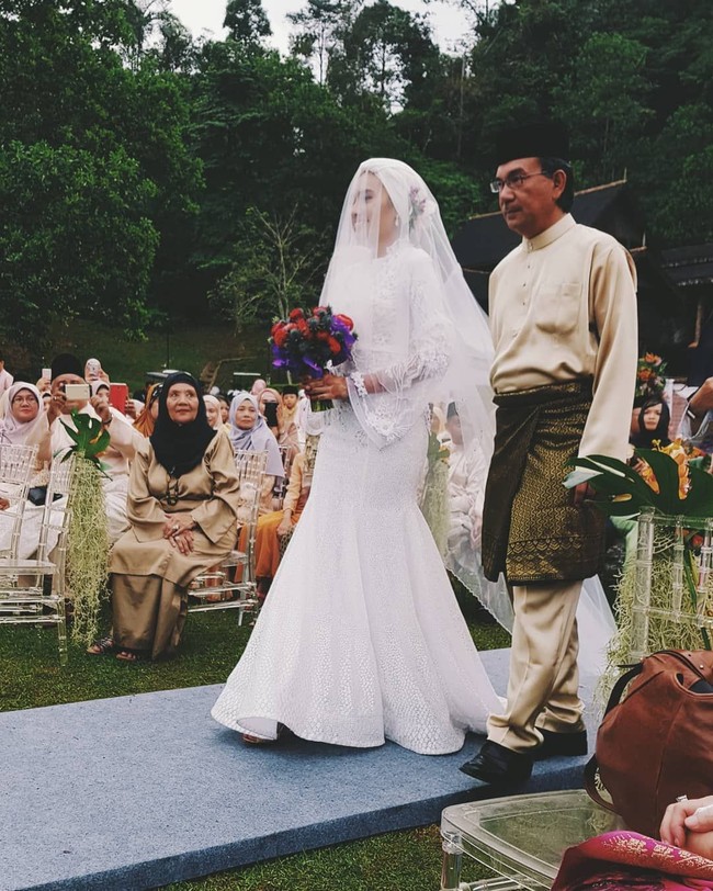 Saat akad nikah, Yuna Zarai mengenakan turban ditambah veil yang menutupi kepala hingga dadanya. Turban yang ia kenakan ditambah dengan aksen bunga di bagian belakang. Yuna Zarai memilih desainer Hattal Dolmat untuk hari spesialnya itu. Hattal Dolmat berteman dekat dengan Yuna, mereka juga pernah membuat koleksi kolaborasi. Foto: Instagram