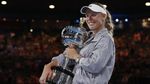 Foto: Peluk-Cium Caroline Wozniacki untuk Trofi Dambaan