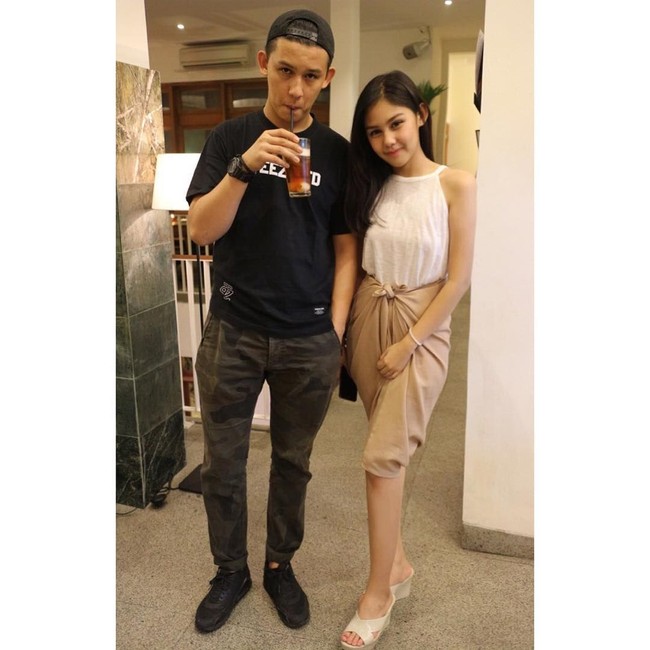 Vanesha juga sesekali bergaya feminin dengan rok di berbagai kesempatan. Kali ini ia menggunakan rok dengan aksen ikat yang manis.  Foto: Instagram Vanesha Prescilla