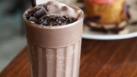 Ingin yang sedikit berani? Pesan saja Chocolate Shake, jangan lupa minta tambahan Gran Marnier agar lebih mantap rasanya.Foto: Instagram Roast Coffee