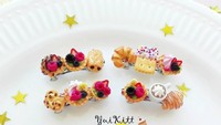 Desainer asal Rusia ini membuat jepit rambut bertema pastry yang menggemaskan. Paduan warna coklat muda dan warna warni buah dan springkles terlihat sangat hidup. Foto: instagram yuikittminiatures