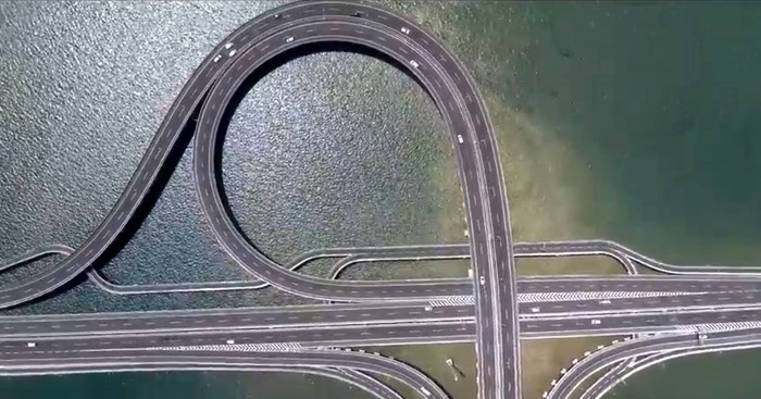 Sejumlah gempa mengguncang wilayah barat Pulau Jawa yang getarannya terasa hingga Jakarta. Gempa harusnya bukan hal yang aneh terjadi di Indonesia mengingat wilayah Indonesia masuk dalam cincin api atu ring of fire.
Dengan kondisi tersebut, bagaimana ketahanan infrastruktur RI terhadap gempa? Salah satu infrastruktur yang mendapat perhatian adalah jalan tol Bali Mandara yang hampir 100% strukturnya merupakan jalan layang yang membentang di atas laut. Direktur Utama PT Jasamarga Bali Tol, Akhmad Tito Karim, berani menjamin jalan tol yang dikelolanya tahan terhadap gempa. 