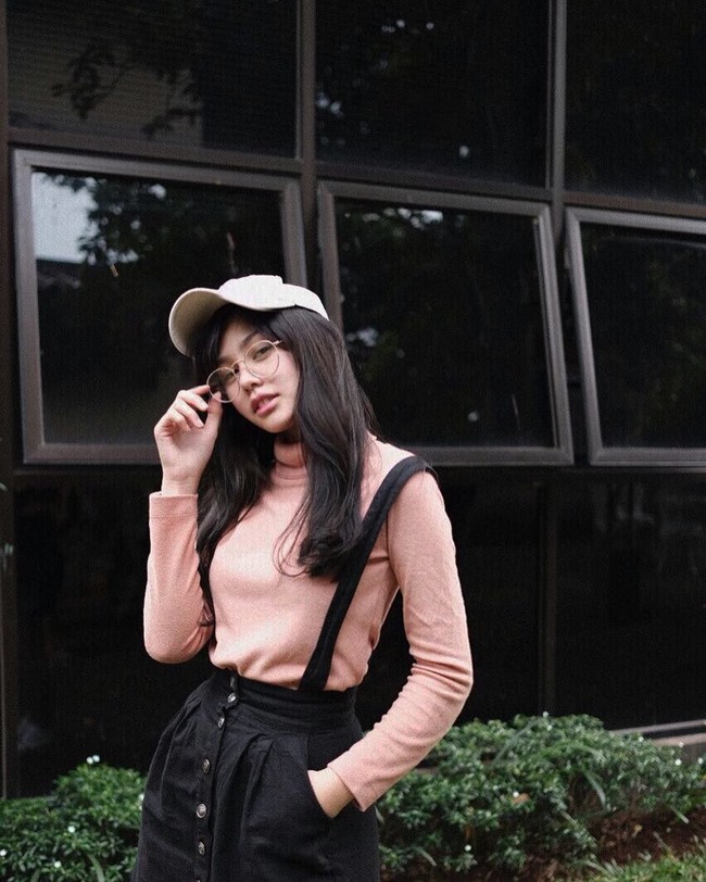 Meski lebih sering tampil kasual dan simpel, padanan busana Vanesha cukup menarik. Foto: Instagram Vanesha Prescilla