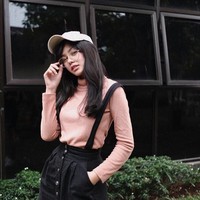 Meski lebih sering tampil kasual dan simpel, padanan busana Vanesha cukup menarik. Foto: Instagram Vanesha Prescilla