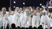 Tidak tampil sendirian, sejumlah artis lain, sebut saja Camila Cabello, Bebe Rexha, Andra Day, dan lain-lain, turut menjadi penyanyi latar. Foto: REUTERS/Lucas Jackson