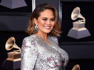 Chrissy Teigen Bersinar di Red Carpet Grammy dengan Gaun Bling-bling