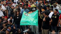 Pantauan detikcom sekitar pukul 12.20 WIB, Senin (29/1/2018), massa mulai menyuarakan tuntutan terkait Permenhub Nomor 108 Tahun 2017 tentang Penyelenggaraan Angkutan Orang dengan Kendaraan Bermotor Umum Tidak dalam Trayek.