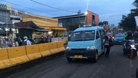 Kendaraan pribadi maupun angkutan umum sudah dapat melintas Jalan Jatibaru Raya yang di depan Stasiun Tanah Abang. (Indra Komara/detikcom)
