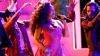 Rihanna tampil hot ramaikan acara Grammy tahun ini. Foto: Kevin Winter/Getty Images for NARAS