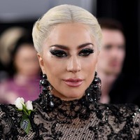 Sementara tampilan makeupnya dibuat tak kalah dramatis. Pelantun Bad Romance itu menonjolkan makeup-nya di area mata dengan tampilan smokey eyes bertabur glitter.  Foto: dok. Getty Images