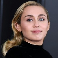 Miley Cyrus tampil normal di Grammy Awards 2018. Penyanyi yang biasanya eksentrik itu bahkan kini hanya tampil dengan makeup no makeup.  Foto: Getty Images