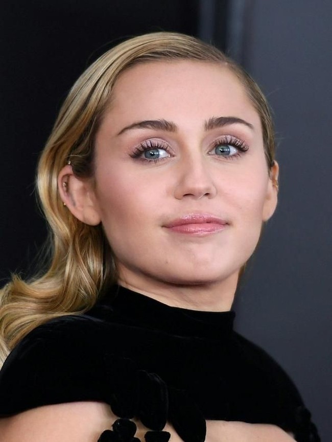 Miley Cyrus tampil normal di Grammy Awards 2018. Penyanyi yang biasanya eksentrik itu bahkan kini hanya tampil dengan makeup no makeup.  Foto: Getty Images