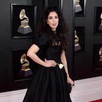 Gaya komedian Sarah Silverman sepertinya ingin menunjukkan sisi dirinya yang gelap. Hanya saja, hasilnya akhirnya malah urakan. (Foto: Getty Images)