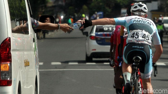 Etape 4 menandai berakhirnya Tour de Indonesia (TdI) 2018. DI Etape tersebut, para pebalap harus melewati tanjakan, menembus kabut hingga naik kapal ferry.