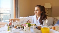 Nah, ini gaya Momo saat sedang menikmati breakfast in bed di Italia. Berat badan naik 3 kilo. Demi apaaah, tulisnya. Foto: Instagram therealmomogeisha