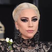 Penampilan Lady Gaga mencuri perhatian dengan rambut korset. Ditambah makeup mata smokey yang semakin membuat penampilannya dramatis. Foto: dok. Getty Images