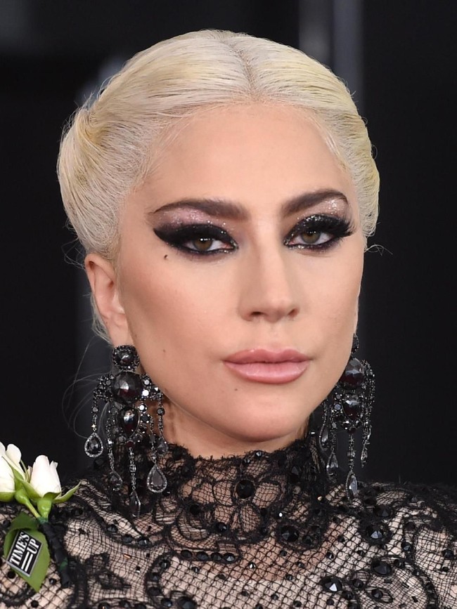 Penampilan Lady Gaga mencuri perhatian dengan rambut korset. Ditambah makeup mata smokey yang semakin membuat penampilannya dramatis. Foto: dok. Getty Images