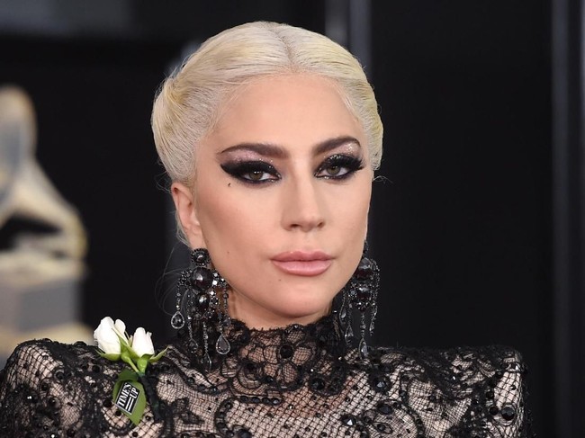 Grammy Awards tahun lalu, Gaga tampil ala David Bowie lengkap dengan wig warna oranye. Di tahun ini, tampilan Gaga tak kalah dramatis.  Foto: dok. Getty Images