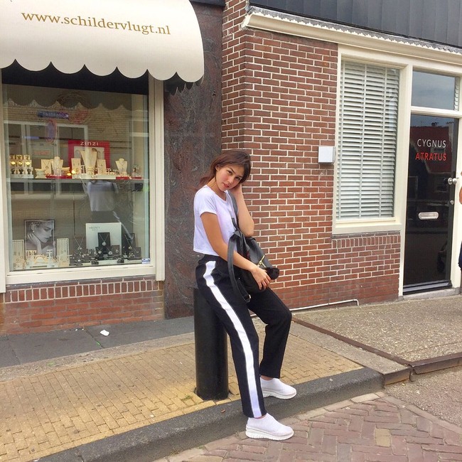 Tengok saja gaya Vanesha ketika memadukan t-shirt putih polos dengan celana hitam bergaris putih berikut. Ditambah sepatu sneakers, gaya kasual dengan sentuhan sporty ini tetap atraktif meski bernuansa monokrom. Foto: Instagram Vanesha Prescilla