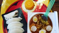Permen ramen yang satu ini mirip banget kan dengan aslinya? Bentuknya saja yang lebih mini dan cara pembuatannya lebih sulit pastinya. Tapi akun instagram @sugarcoatedlies menulis kalau membuat permen ini sangat menyenangkan. Foto: Istimewa