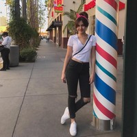 Penampilan t-shirt putih dan celana jeans hitam bisa menjadi manis dengan tambahan aksesori feminin seperti bandana. Foto: Instagram Vanesha Prescilla