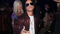 Gaya Bruno Mars sebelum namanya disebut sebagai pemenang Song of the Years. Christopher Polk/Getty Images for NARAS. 