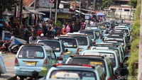 Puluhan mobil angkot berkumpul menutup jalan di depan Stasiun Tanah Abang.