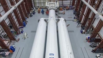 Falcon Heavy mampu mengangkat muatan dengan berat lebih dari 54 ton sampai ke orbit, dua kali lipat dari Delta IV Heavy milik United Launch Alliance yang berada di posisi runner up roket terkuat sejagat. Foto: Instagram