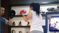 Tak hanya itu, Yeyen juga mengikuti latihan tinju lho. (Foto: instagram/Yeyen78)