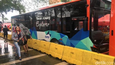 Foto: TransJ Tanah Abang Explorer Parkir di Stasiun Tanah Abang