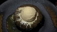 Puas makan, saatnya mencicip dessert. Seporsi Sticky Toffee Pudding siap jadi pencuci mulut. Saking enaknya, dessert ini sering mendapat pujian dari Gordon Ramsay. Foto: Istimewa