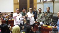 Menhan dan Panglima berpose dengan anggota Komisi I DPR sebelum rapat dimulai.
