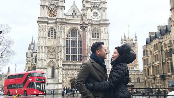 Di Inggris, mereka berkunjung ke beberapa destinasi. Kemesraan pasangan yang menikah 7 tahun silam ini terlihat saat berfoto di depan Gereja Westminster Abbey. (Instagram/Rianti Cartwright) Di Inggris, mereka berkunjung ke beberapa destinasi. Kemesraan pasangan yang menikah 7 tahun silam ini terlihat saat berfoto di depan Gereja Westminster Abbey. (Instagram/Rianti Cartwright)