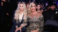 Kesha pun membawa serta sang ibu yakni Pebe Sebert. Christopher Polk/Getty Images for NARAS.