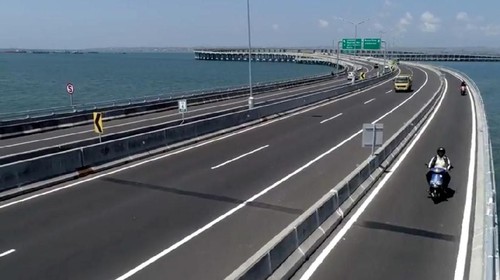 Sejumlah gempa mengguncang wilayah barat Pulau Jawa yang getarannya terasa hingga Jakarta. Gempa harusnya bukan hal yang aneh terjadi di Indonesia mengingat wilayah Indonesia masuk dalam cincin api atu ring of fire.
Dengan kondisi tersebut, bagaimana ketahanan infrastruktur RI terhadap gempa? Salah satu infrastruktur yang mendapat perhatian adalah jalan tol Bali Mandara yang hampir 100% strukturnya merupakan jalan layang yang membentang di atas laut. Direktur Utama PT Jasamarga Bali Tol, Akhmad Tito Karim, berani menjamin jalan tol yang dikelolanya tahan terhadap gempa. Dalam desainnya, jalan tol ini tahan terhadap gempa 1.000 tahun, kata dia saat berbincang dengan detikFinance, akhir pekan lalu.