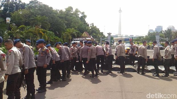 Personel pengamanan di lokasi demo driver taksi online di Taman Pandang Istana, Jl Silang Monas, Senin (29/1/2018)