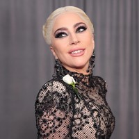 Juga menenami penampilannya, mawar putih sebagai bentuk dukungan kepada gerakan Times Up yang menyuarakan persamaan hak dan melawan pelecehan seksual.  Foto: Getty Images