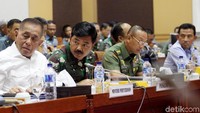Menhan Ryamizard Ryacudu bersama Panglima TNI Marsekal Hadi Tjahjanto saat hadiri rapat kerja bersama Komisi I DPR.