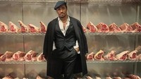 Chef bernama Nusret Gokce yang dikenal dengan sebutan Salt Bae akhir-akhir ini membuka resto barunya di New York. Ini Gaya Salt Bae berpose dengan daging-daging jualannya. Foto: Istimewa