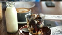 Kalau mau yang spesial Anda harus coba Iced Espresso Latte. Espresso dibekukan dalam bentuk ice cube. Kemudian disiram susu dan diaduk hingga kopi larut. Enaknya hingga tetes terakhir!Foto: Instagram Roast Coffee