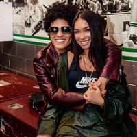 Meskipun sudah sejak 2011 berpacaran dengan Bruno Mars, sosok Jessica Caban jarang terekspos sebagai kekasih dari pelantun That’s What I Like itu. Dia baru tiga kali ini mendampingi Bruno Mars menghadiri Grammy Awards yaitu pada 2014, 2016 dan 2018. (Foto: Instagram)