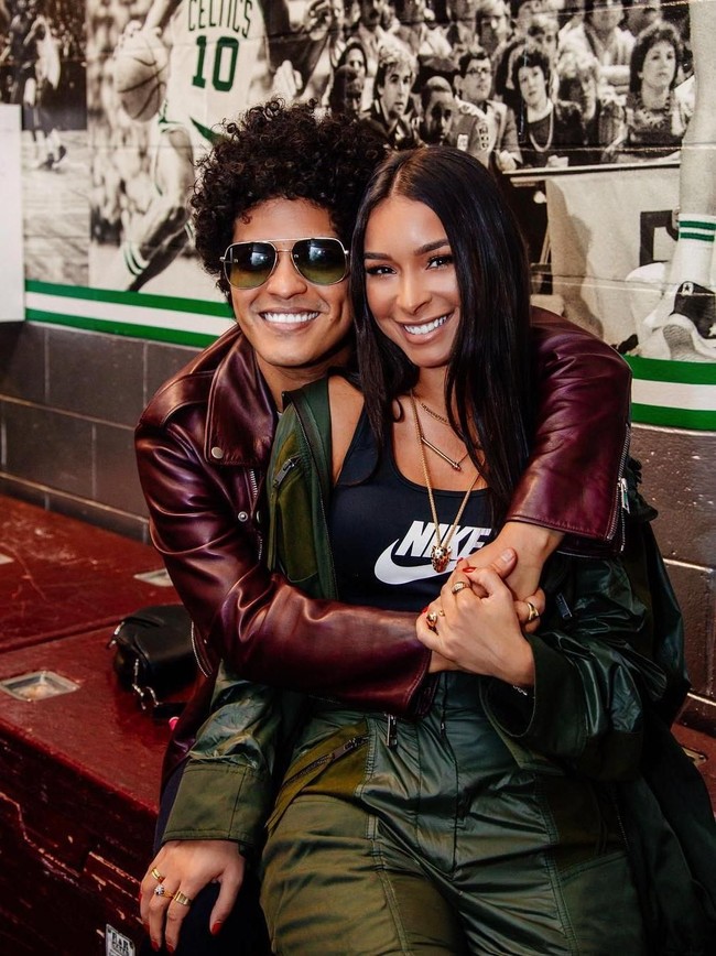 Meskipun sudah sejak 2011 berpacaran dengan Bruno Mars, sosok Jessica Caban jarang terekspos sebagai kekasih dari pelantun That’s What I Like itu. Dia baru tiga kali ini mendampingi Bruno Mars menghadiri Grammy Awards yaitu pada 2014, 2016 dan 2018. (Foto: Instagram)