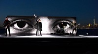 Tidak hanya berkolaborasi dengan Kendrick, U2 juga tampil keren dengan latar patung Liberti. Foto: Eugene Gologursky/Getty Images for NARAS