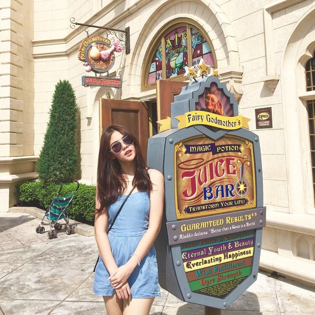 Mengenai busana, Vanesha tampaknya lebih suka bergaya kasual sesuai dengan usianya. Dilihat dari Instagram-nya, ia terlihat sering mengandalkan jeans dan t-shirt. Foto: Instagram Vanesha Prescilla