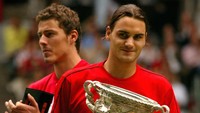 Marat Safin menjadi lawan kedua yang dikalahkan Federer untuk menambah koleksi titel grand slam. Federer berjaya di Australia Terbuka 2004 -- trofi pertamanya di ajang ini. (Foto: Nick Laham/Getty Images)