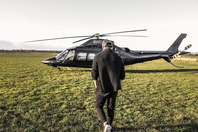 Tentu saja, helikopter pribadi siap mengantar Pangentar Mateen. (Foto: Instagram)