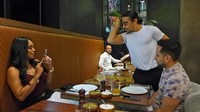 Salt Bae terlihat sedang menaburkan garam pada sajian masakan yang dipesan pelanggan. Konon, untuk makan disini bisa menghabiskan Rp 6,2 juta untuk 3 orang. Wow! Foto: Istimewa