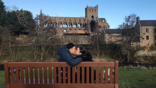 Rianti dan Cas Alfonso mengumbar ciuman manis di depan Jedburgh Abbey. Duh, romantisnya... (Instagram/Rianti Cartwright) Rianti dan Cas Alfonso mengumbar ciuman manis di depan Jedburgh Abbey. Duh, romantisnya... (Instagram/Rianti Cartwright)