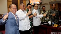 Selain itu, rapat membahas realisasi anggaran 2017 serta rencana program kerja Kemhan dan TNI 2018. Sebelum rapat, Kharis menyampaikan bahwa ini adalah rapat perdana Hadi sejak dilantik sebagai Panglima TNI.