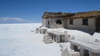Ada pula hotel garam di Bolivia. Satu juta blok butir terkukus 14 inci digunakan untuk membangun sebuah hotel bernama Palacio de Sal Resort di tepi dataran Salar de Uyuni. Istimewa/buzzbuzhome.